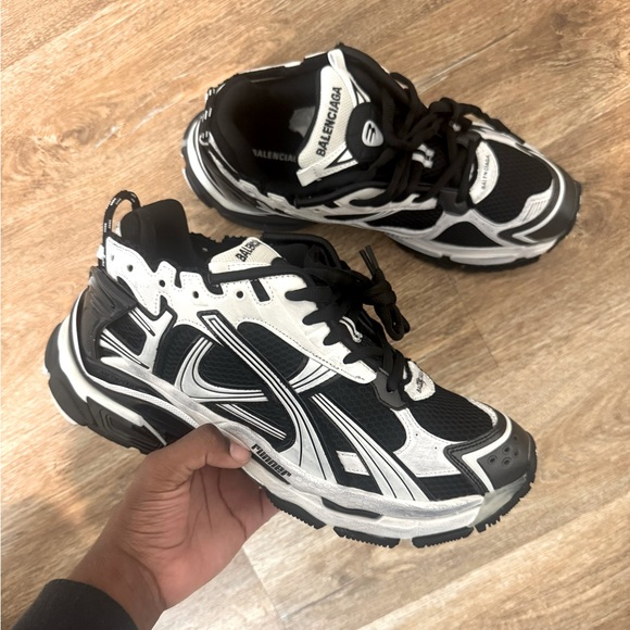 Brand new balenciaga runners size 43/10

Includes Box and extra shoe laces - Picture 1 of 5